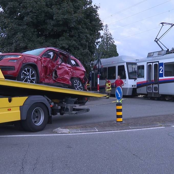 Auto kollidiert mit Bahn – eine Person verletzt