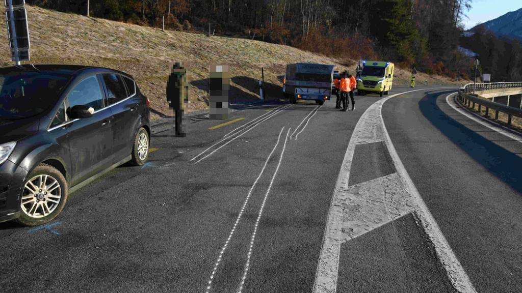 Ein Autofahrer ist in Trin GR in eine Böschung gefahren.