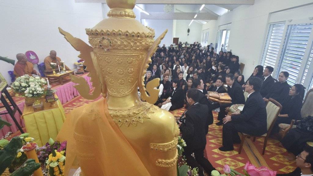 Rund 250 Personen nahmen am Sonntag im waadtländischen Echallens Abschied vom verstorbenen thailändischen König Bhumibol.