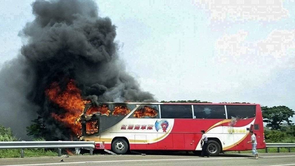 Der brennende Bus an der Unglücksstelle.