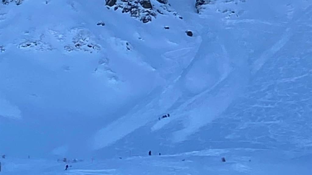 Glück im Unglück: Ein Freerider und eine Freeriderin sind in Lenzerheide GR von einer Lawine mitgerissen worden. Sie erlitten Verletzungen.