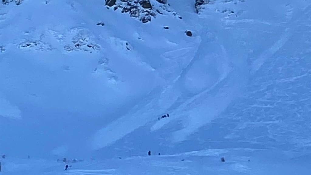 Glück im Unglück: Ein Freerider und eine Freeriderin sind in Lenzerheide GR von einer Lawine mitgerissen worden. Sie erlitten Verletzungen.
