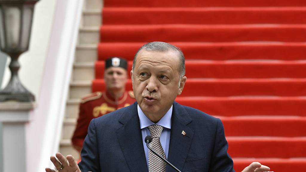 Recep Tayyip Erdogan, Präsident der Türkei, spricht auf einer Pressekonferenz in Cetinje, Montenegro (28.08.2021). Nachdem 2016 Teile des türkischen Militärs gegen die Regierung Erdogans geputscht hatte, entließ dieser per Dekret über 100.000 Staatsbedienstete. Foto: Risto Bozovic/AP/dpa