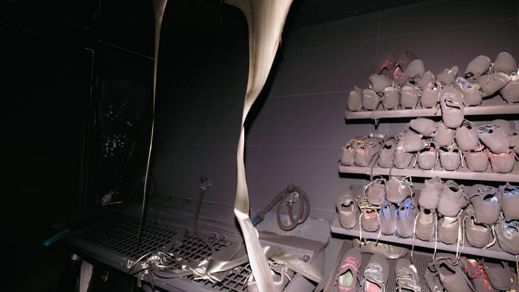 In diese Schuhe steigt niemand mehr: Der FC Basel hat am Mittwoch Fotos veröffentlicht, welche die Folgen des Brands von letzter Woche zeigen.
