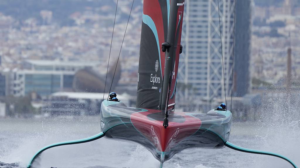 Das Team New Zealand fliegt vor Barcelona auf den Foils