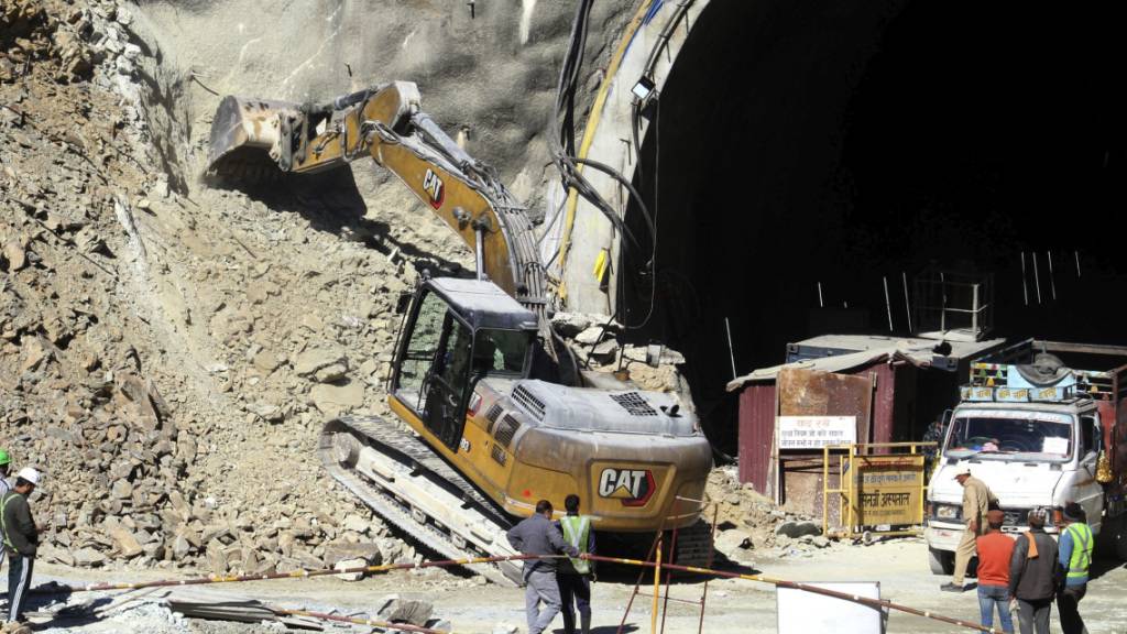 Ein Bagger arbeitet am Eingang eines im Bau befindlichen Straßentunnels, der eingestürzt ist. Foto: ---/AP/dpa