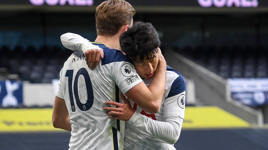 Tottenhams Stürmer Harry Kane (links) und Son Heung-min nach dem ersten Tor beim Sieg gegen Leeds United