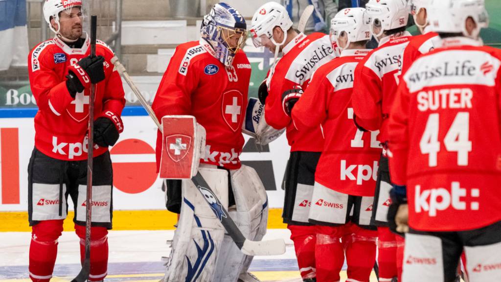 Leonardo Genoni nimmt nach dem Sieg gegen Finnland Gratulationen seiner Nati-Kollegen entgegen