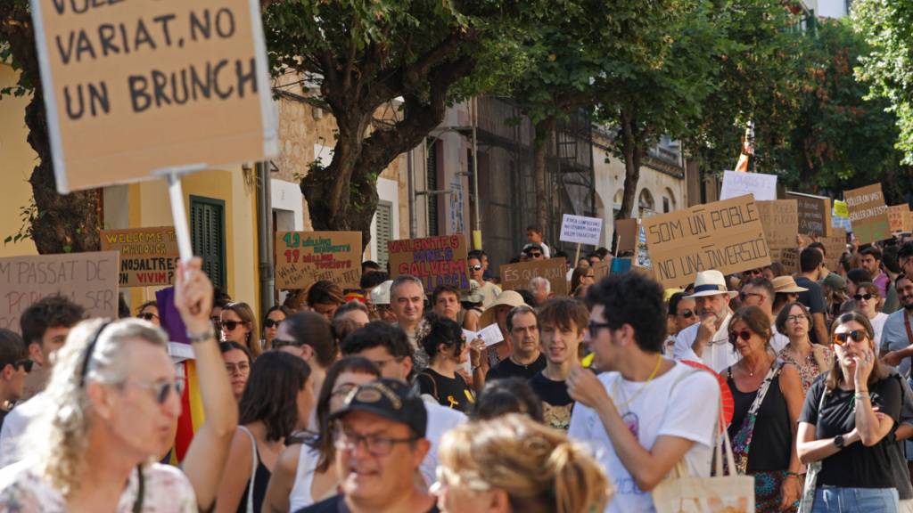 Demonstranten nehmen an an einem Protest gegen die Auswirkungen des Massentourismus auf Mallorca teil. Foto: Tomàs Moyà/EUROPA PRESS/dpa