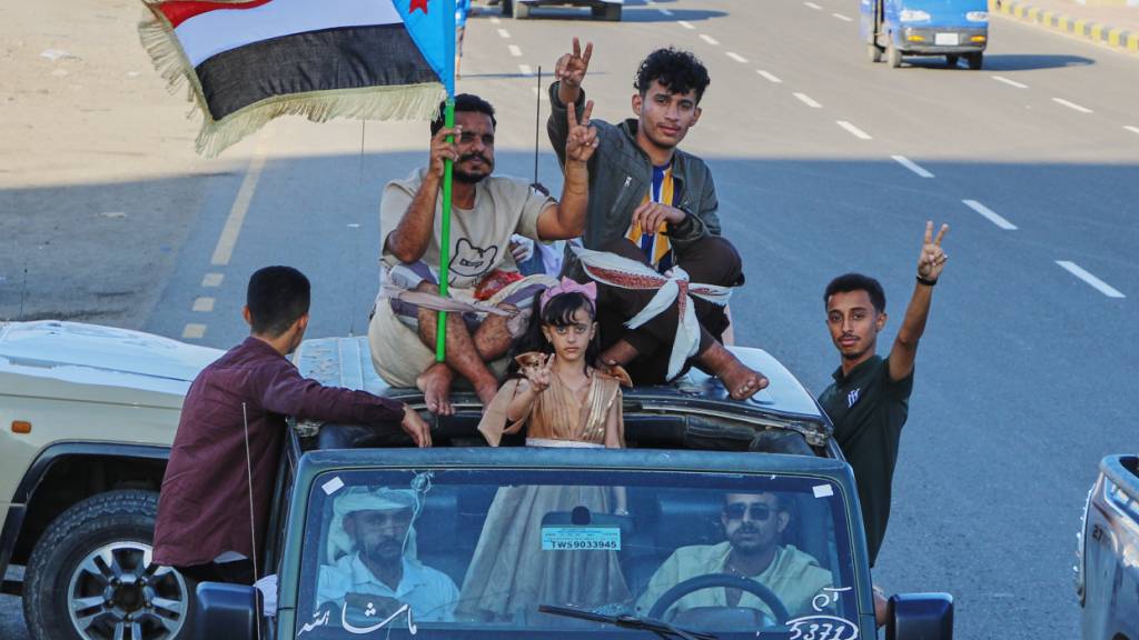 ARCHIV - Anhänger des sogenannten Südlichen Übergangsrats (STC), einer Koalition separatistischer Gruppen, die den Staat Südjemen wiederherstellen wollen, halten eine südjemenitische Flagge während einer Kundgebung. Foto: Uncredited/AP/dpa