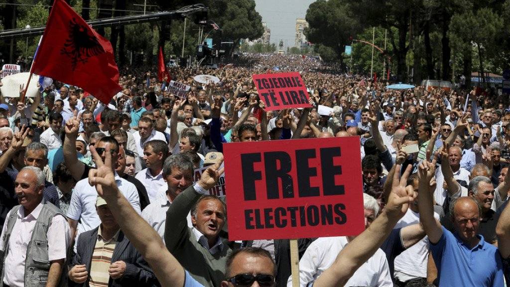 Tausende Anhänger der oppositionellen Demokraten demonstrieren in Albaniens Hauptstadt Tirana für freie Wahlen. (Archiv)