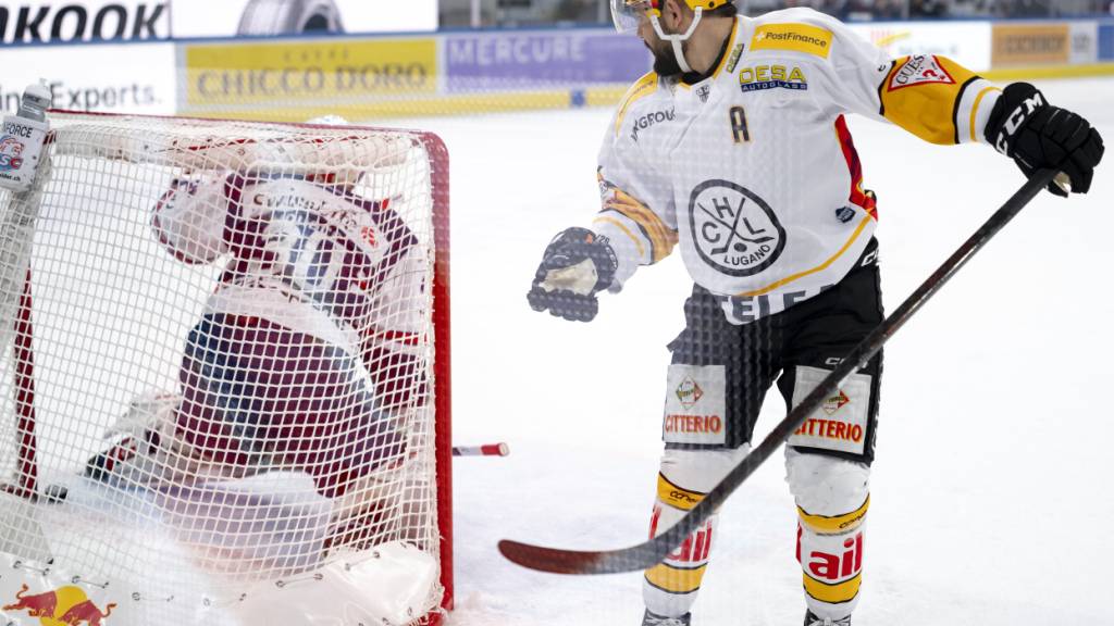 Der Puck auf, statt hinter der Torlinie: Luganos Luca Fazzini scheitert mit seinem Penalty am Pfosten