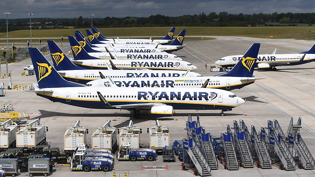 Die Flugzeuge von Ryanair stehen derzeit primär am Boden: Bild vom Flughafen Stansted in Grossbritannien (Archivbild).