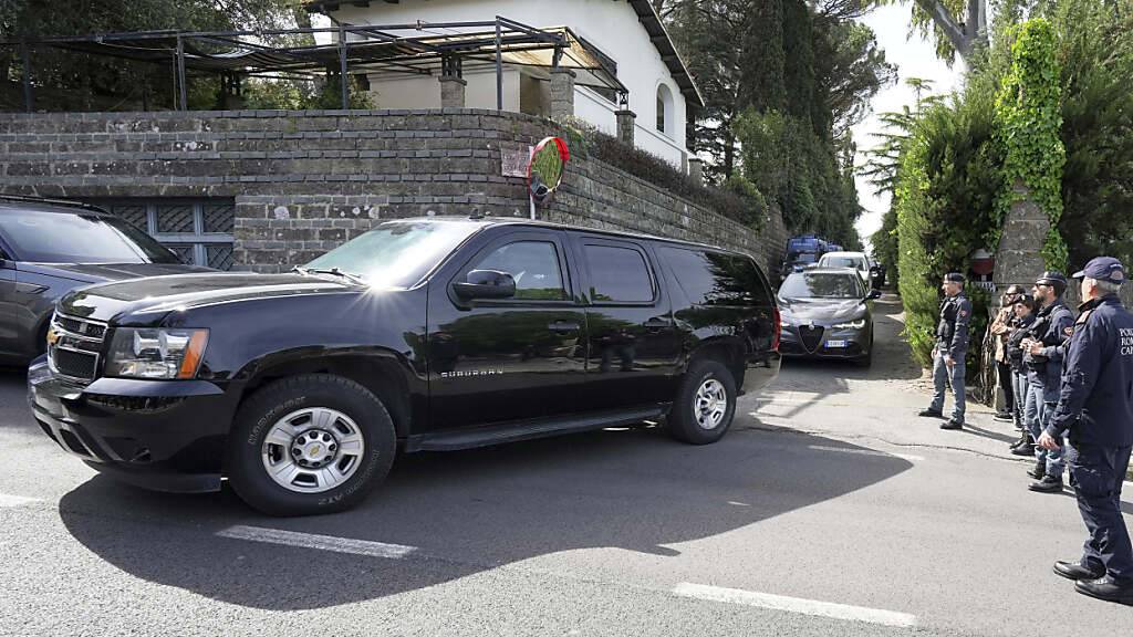 dpatopbilder - US-Vertreter verlassen die Botschaft von Oman nach einem Treffen hinter verschlossenen Türen zwischen US-amerikanischen und iranischen Delegationen zu weiteren Atomverhandlungen zwischen den USA und dem Iran. Foto: Andrew Medichini/AP/dpa
