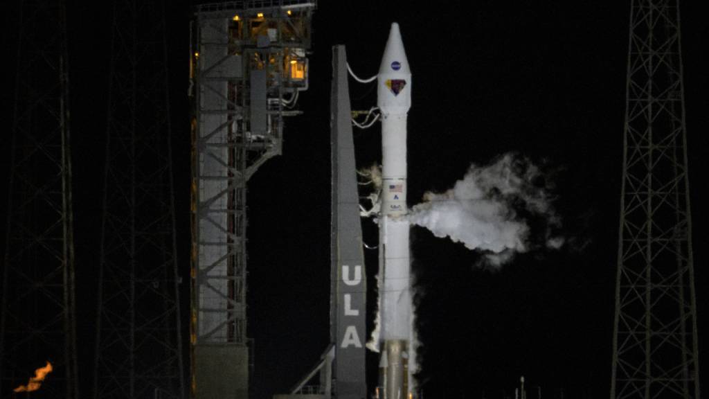 Dieses von der NASA zur Verfügung gestellte Foto zeigt eine Atlas-V-Rakete der United Launch Alliance mit der Raumsonde Lucy an Bord auf dem Space Launch Complex 41 auf dem Weltraumbahnhof Cape Canaveral in Florida.revolutionieren. Foto: Bill Ingalls/NASA/dpa