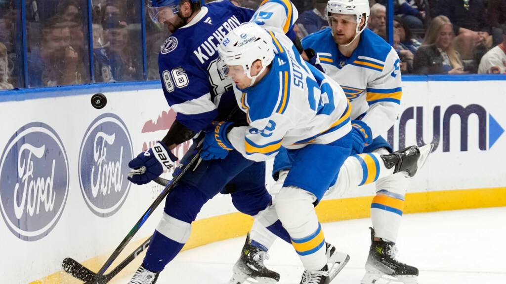 Pius Suter (Mitte) bestritt in der Nacht auf Dienstag seine 400. Partie in Regular Seasons der NHL