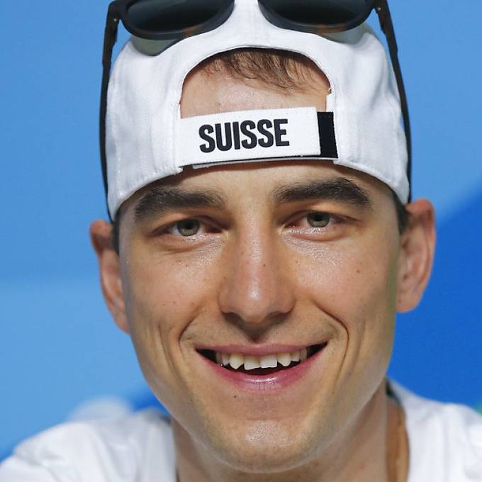 Nino Schurter trägt Schweizer Fahne an Schlussfeier