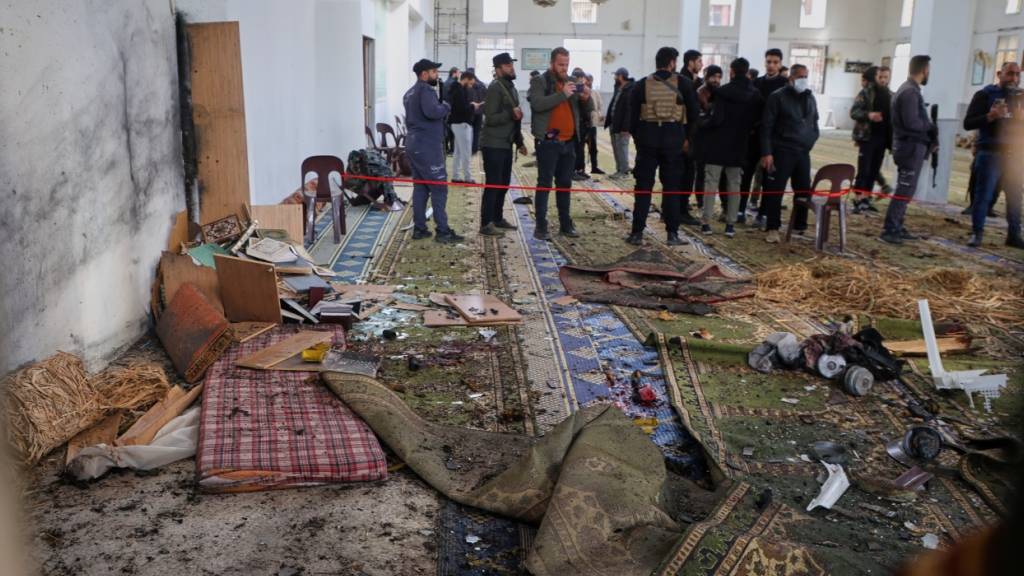 dpatopbilder - Syrische Sicherheitskräfte begutachten die Schäden nach einer Explosion in der Moschee Imam Ali bin Abi Talib in einem überwiegend alawitischen Viertel im Stadtteil Wadi al-Dhahab. Erstmals seit dem Sturz von Machthaber al-Assad vor einem Jahr haben Angreifer einen Anschlag auf eine Moschee verübt. Foto: Uncredited/AP/dpa