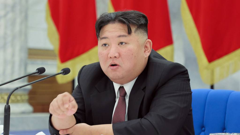 ARCHIV - Kim Jong Un, Machthaber in Nordkorea, während einer Versammlung der Partei der Arbeit Koreas. Dieses Bild wurde von der staatlichen nordkoreanischen Nachrichtenagentur KCNA zur Verfügung gestellt. Der Inhalt kann nicht unabhängig verifiziert werden. Foto: -/KCNA/dpa