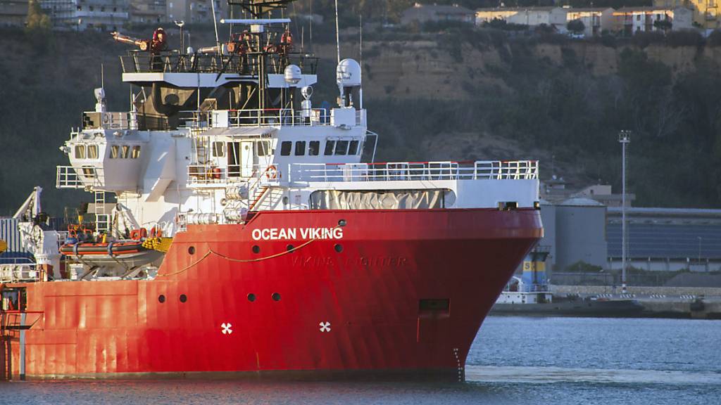 Die italienischen Behörden haben das Rettungsschiff Ocean Viking im Hafen von Porto Empedocle auf Sizilien festgesetzt. (Archivbild)