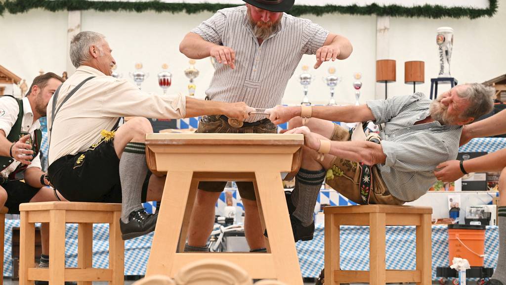 Kräftemessen im Bierzelt: In Deutschland wurden die besten Fingerhakler gesucht