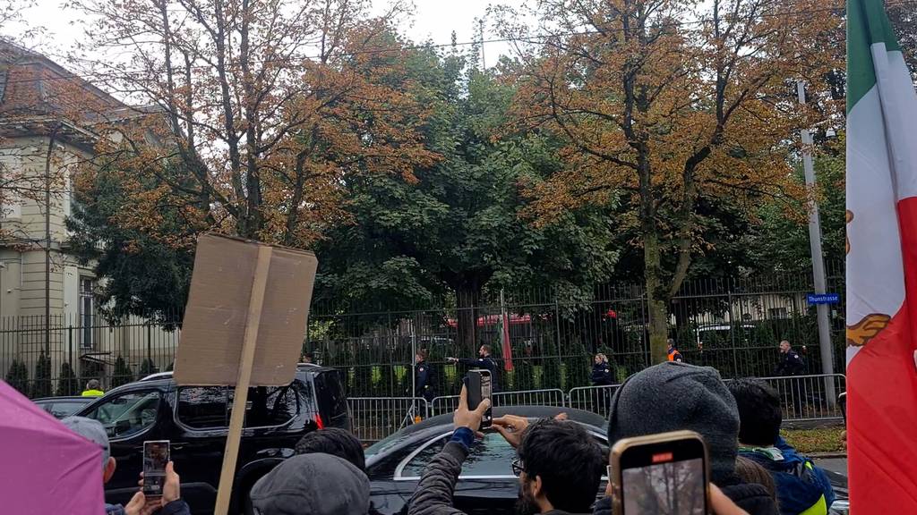 Demo vor iranischer Botschaft eskalierte – Polizei griff ein