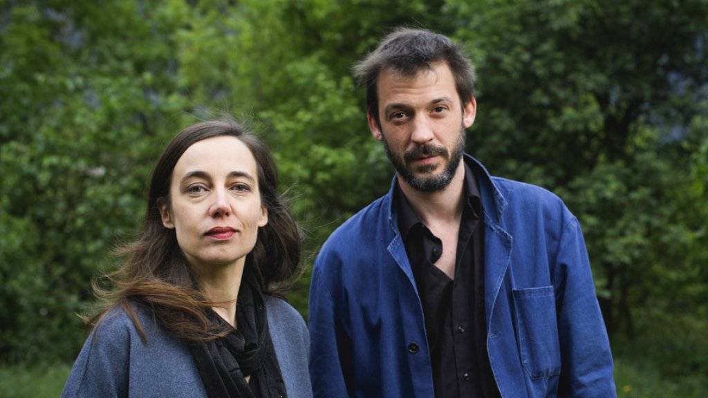 Die Pianistin Vera Kappeler (l) und der Schlagzeuger Peter Conradin Zumthor (r) schaffen in Haldenstein GR eigene Welten zwischen Klängen und Bildern.