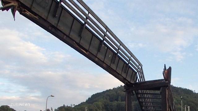 Lastwagen rasiert Fussgänger-Brücke