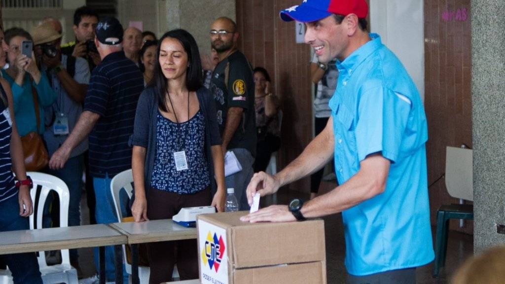 Oppositionsführer Henrique Capriles gibt in Venezuela seine Stimme ab - er rechnet mit einer hohen Wahlbeteiligung.