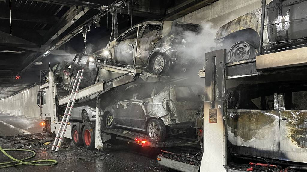 Autotransporter geht in Flammen auf +++ Tunnel mehrere Stunden gesperrt