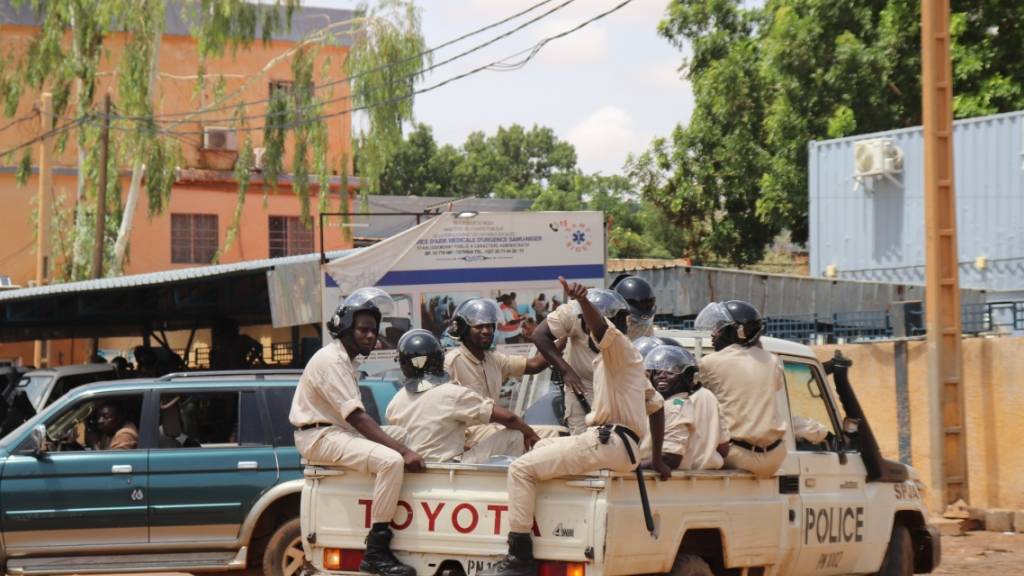 Polizisten fahren am Rande eines Marsches zur Unterstützung der Putschisten durch Niamey. Nach dem Putsch im Niger sicherten Tausende dem Militär ihre Unterstützung zu. Foto: Djibo Issifou/dpa