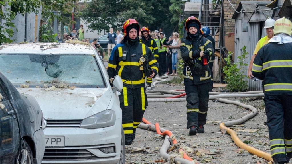 Feuerwehrleute löschen nach einem Raketenangriff auf Kiew ein Feuer. Foto: Aleksandr Gusev/SOPA Images via ZUMA Press Wire/dpa