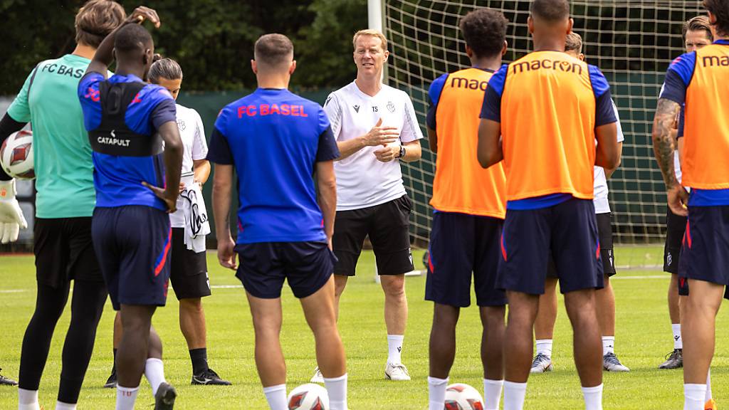 Der neue FCB-Trainer Timo Schultz (im weissen Shirt) erhält Verstärkung für die Offensive