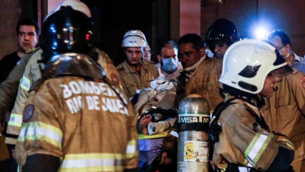 Die Feuerwehr evakuiert Patienten aus dem Spital in Brasilien, in dem bei einem Brand elf Menschen ums Leben gekommen sind. EPA/ANTONIO LACERDA
