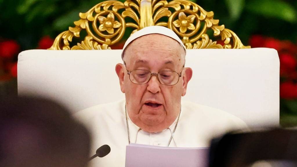 Papst Franziskus hält seine Ansprache während eines Treffens in Asien im Präsidentenpalast. Foto: Willy Kurniawan/Pool Reuters/AP/dpa