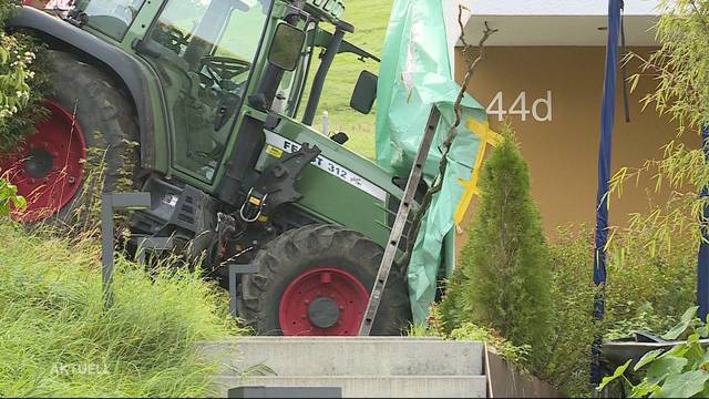 Traktor Rollt direkt in Hauswand