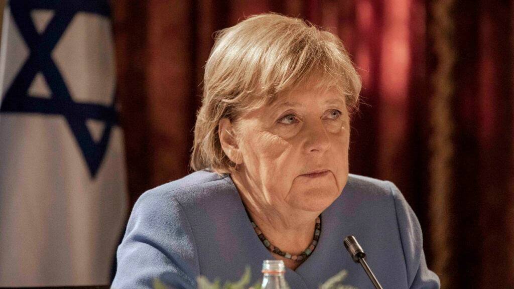 ARCHIV - Die damalige Bundeskanzlerin Angela Merkel (CDU) nimmt im Jahr 2021 an einem Treffen mit Vertretern des Instituts für nationale Sicherheitsstudien (INSS) teil. Foto: Ilia Yefimovich/dpa