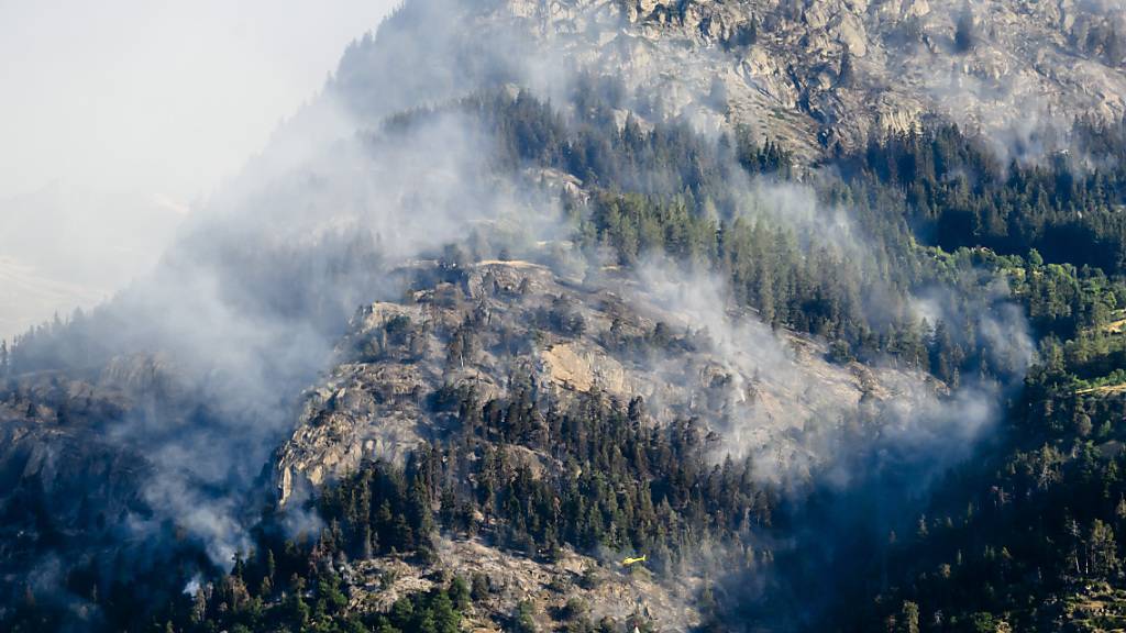 Rauch über dem in Brand geratenen Wald oberhalb von Bitsch VS am Dienstagmorgen.
