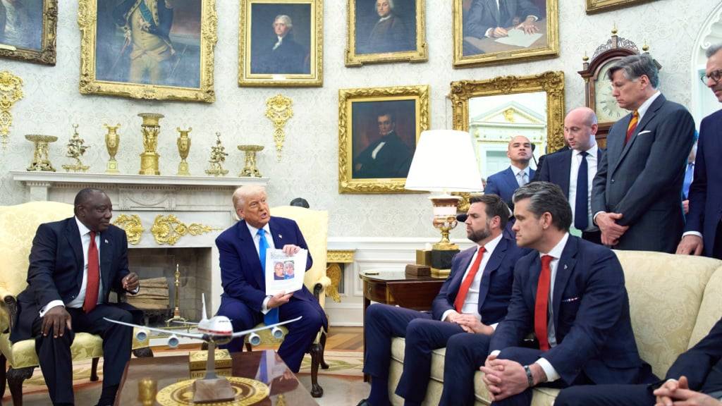 dpatopbilder - US-Präsident Donald Trump zeigt Dokumente, während er Südafrikas Präsident Cyril Ramaphosa im Oval Office des Weißen Hauses trifft. Foto: Evan Vucci/AP/dpa