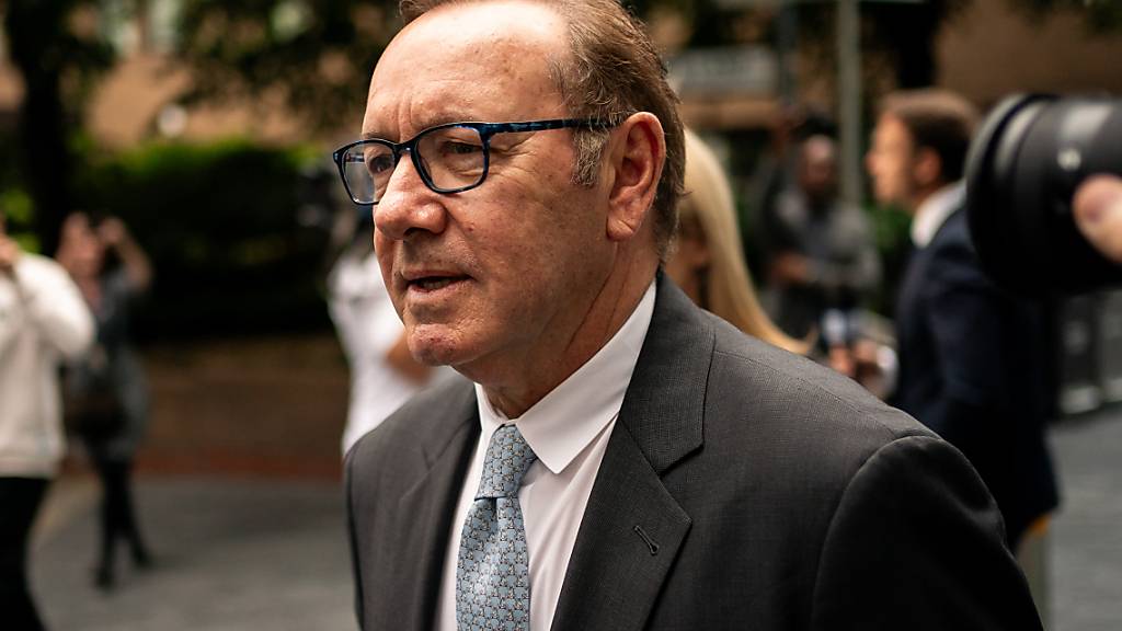 Der US-Schauspieler Kevin Spacey  verlässt den Southwark Crown Court in London. Foto: Aaron Chown/PA Wire/dpa