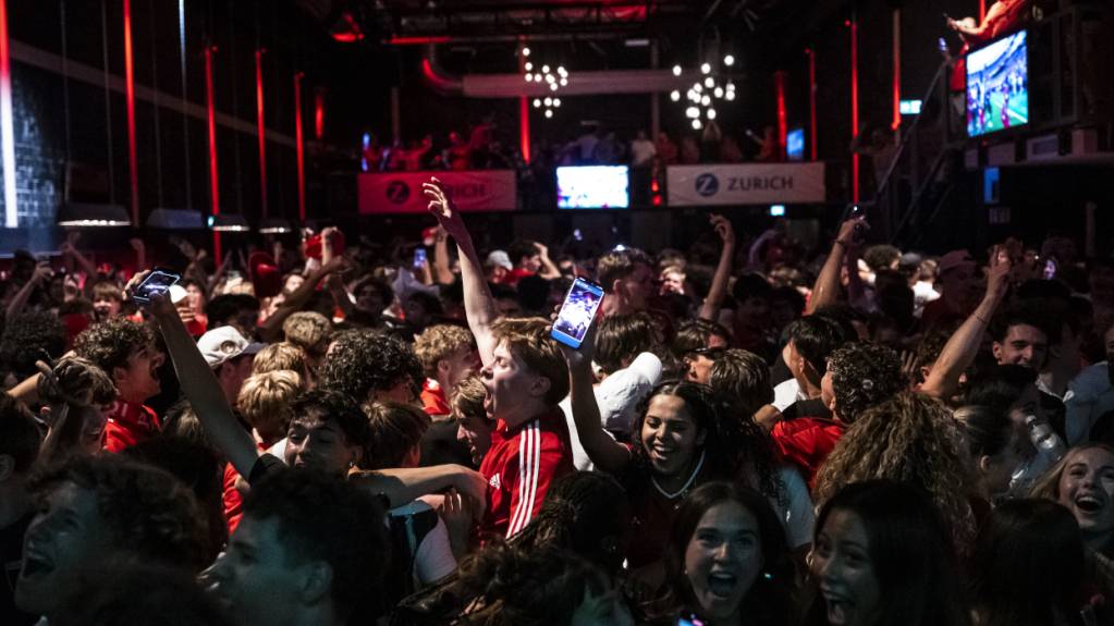 Stadtzuger Gastrobetriebe können den WM-Viertelfinal der Schweiz gegen Argentinien in der Nacht vom Samstag auf Sonntag um 3 Uhr in der Früh übertragen. (Symbolbild)