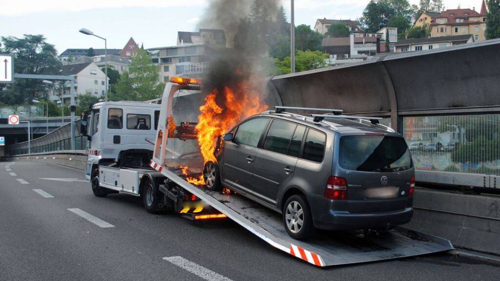 Die Luzerner Feuerwehr rückte 2020 590 Mal alarmmässig aus, einmal wegen eines brennenden Autos am Kasernenplatz.