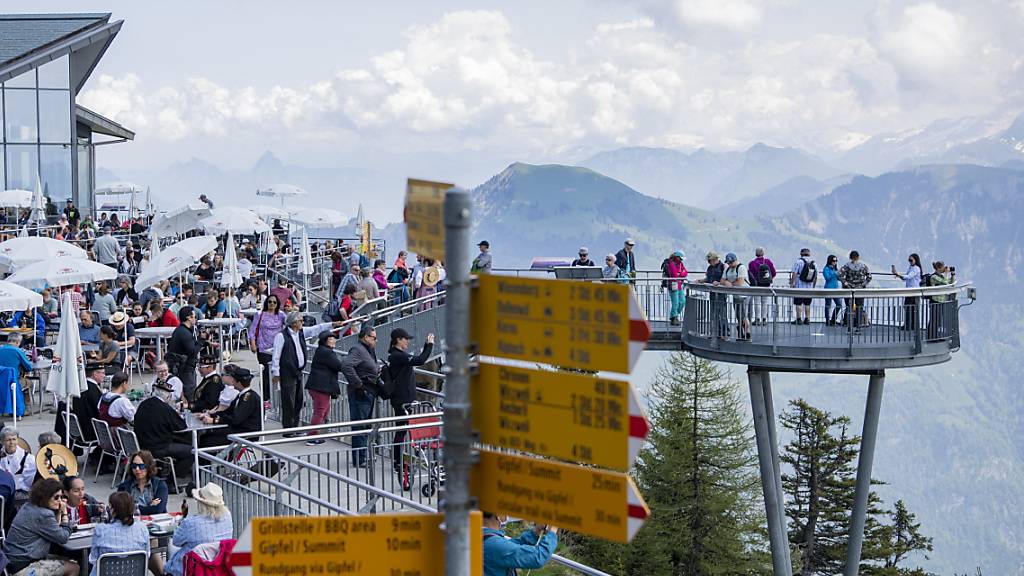 Ausländische Touristen zieht es wieder vermehrt in die Schweiz - die Hotelübernachtungen haben im Juli erneut zugelegt. (Symbolbild)
