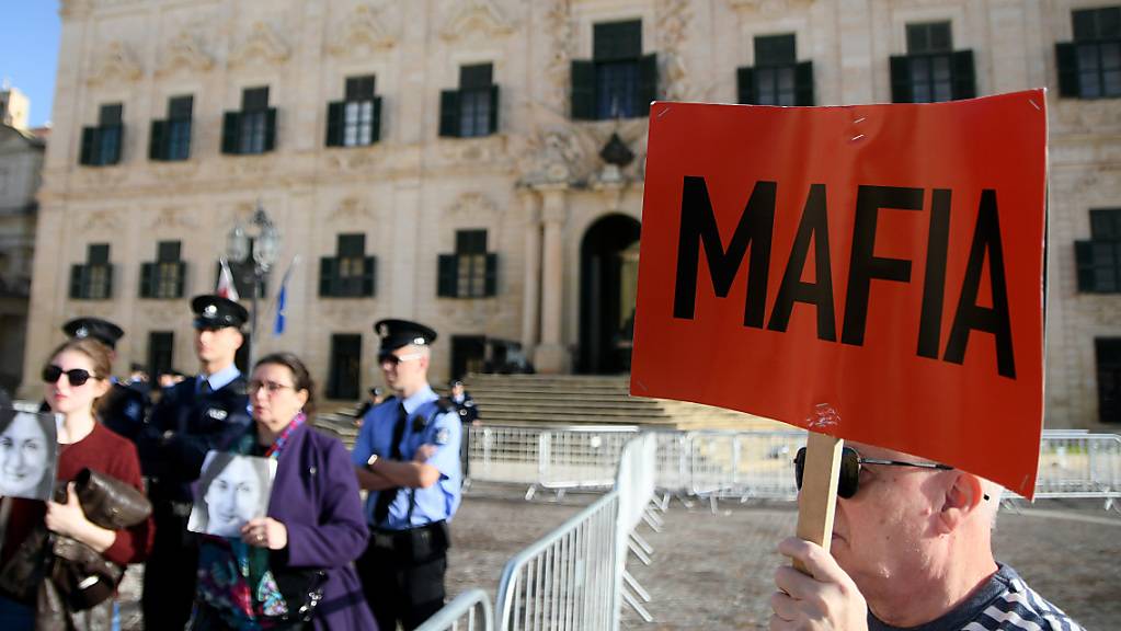 Demonstration vor dem Regierungssitz in der Hauptstadt Valletta. Das Schild deutet Nebeneinkünfte von Ministerpräsident Muscat und von Mitgliedern seiner Regierung an.
