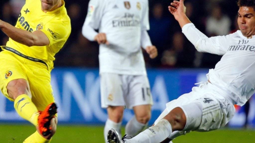 Villarreals 1:0-Schütze Roberto Soldado schiesst an Real Madrids Verteidiger Carlos Henrique vorbei