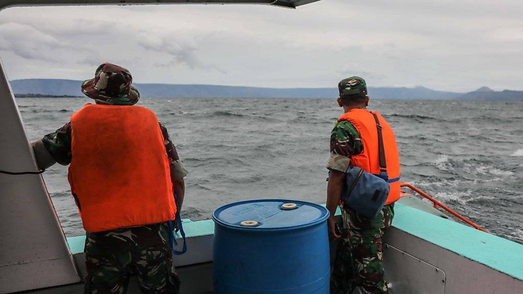 Helfer halten Ausschau nach den mindestens 128 vermissten Passagieren einer untergegangenen Fähre auf Sumatra.