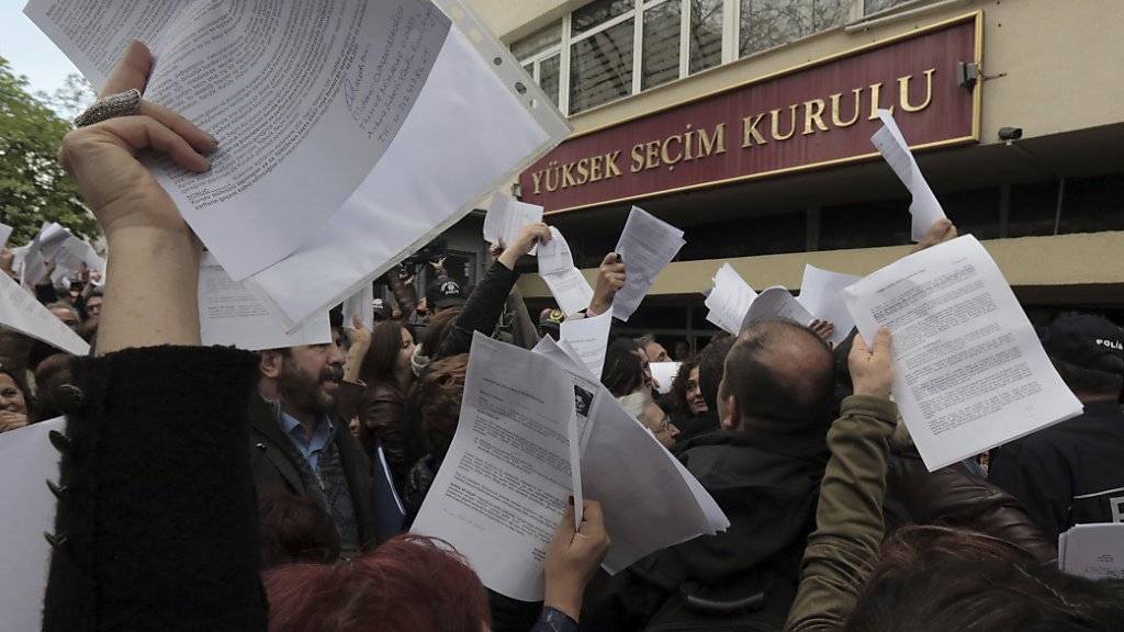 Hunderte von Menschen haben am Dienstag in Ankara in einer Petition gefordert, dass der umstrittene Entscheid vom Sonntag - nicht offizielle Abstimmungszettel zuzulassen - rückgängig gemacht wird. Aus dem gleichen Grund beantragte die Oppositionspartei CHP die Annullierung der Abstimmung.