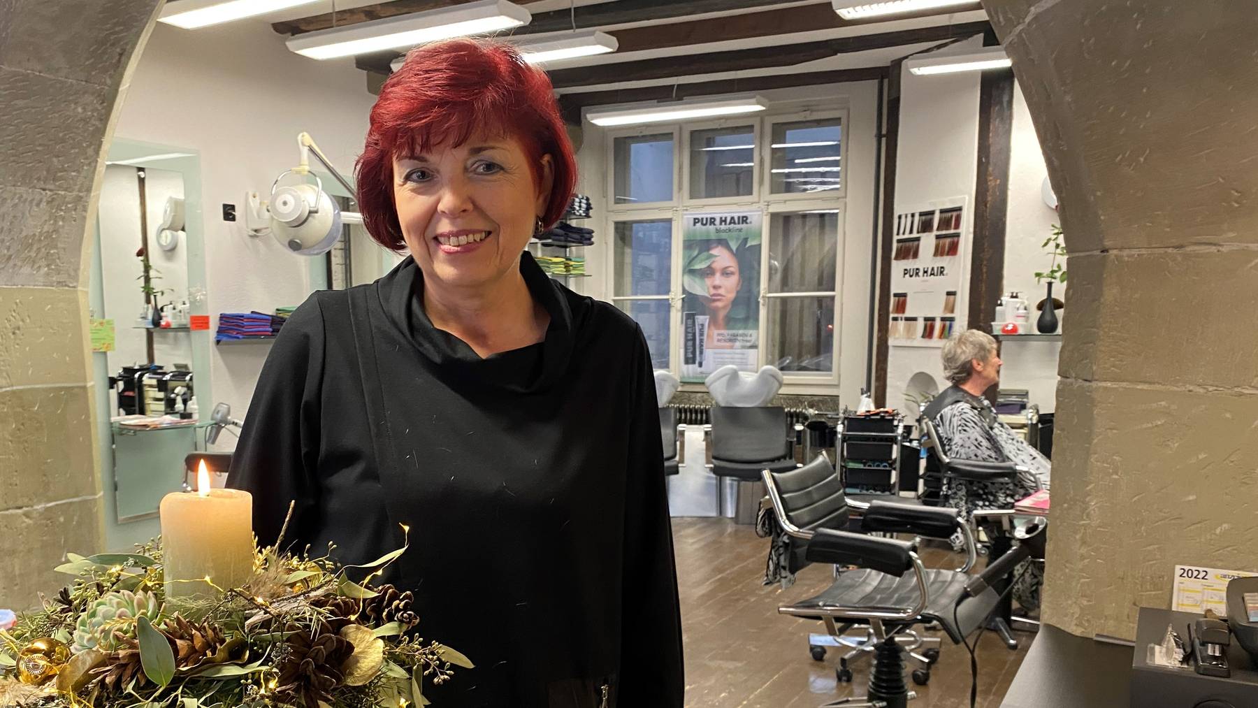 Nach fast 50 Jahren als Coiffeuse in Bern schneidet Hedy Leu an Heiligabend das letzte Mal einer Kundin die Haare.
