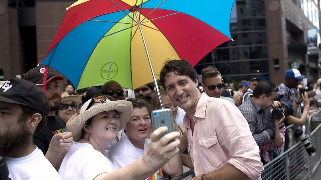 Kanadas Premierminister war bei der Gay Pride Parade in Toronto ein beliebtes Sujet für ein Selfie.