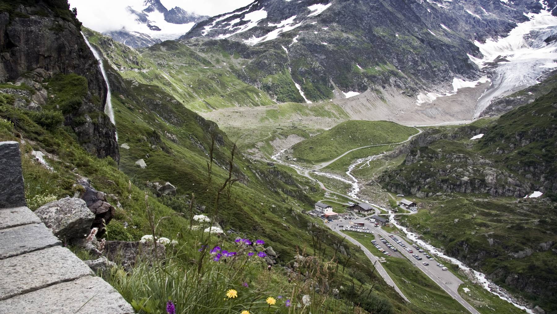 mesmerizing-scenery-beautiful-snow-capped-mountains-cloudy-sky